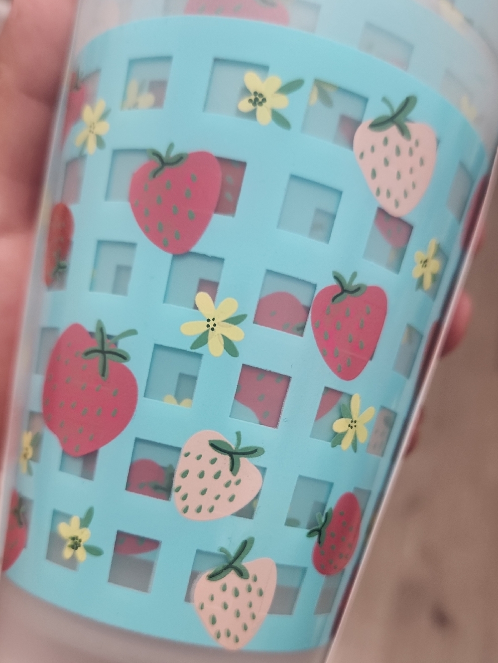 Strawberry Print Plastic Cups (10) - Picture 3 of 4